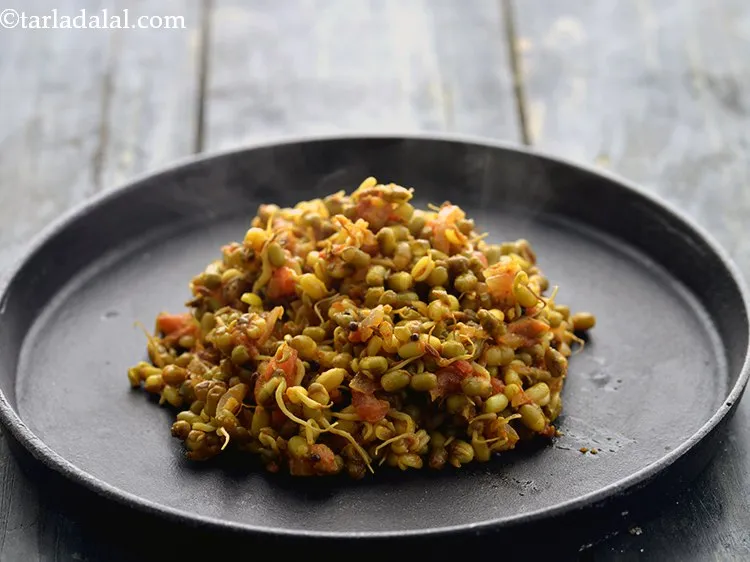 स्टेप 24 – अंकुरित मूंग मिश्रण के एक हिस्से को एक कटोरे में …