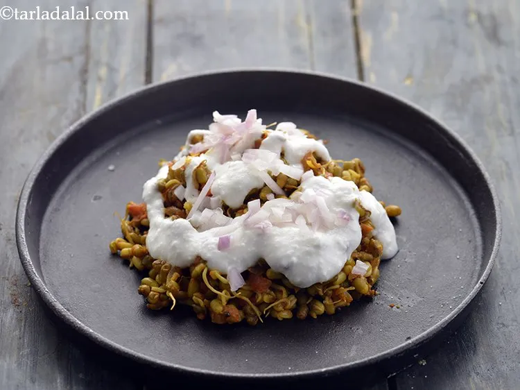 स्टेप 26 – थोड़ा नमक छिड़कें और १ टेबल-स्पून प्याज डालें।