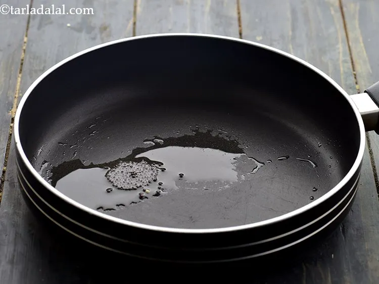 स्टेप 9 – सरसों डालें।