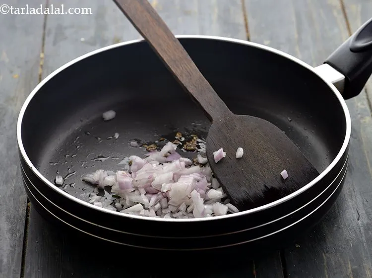 स्टेप 12 – प्याज़ डालें।