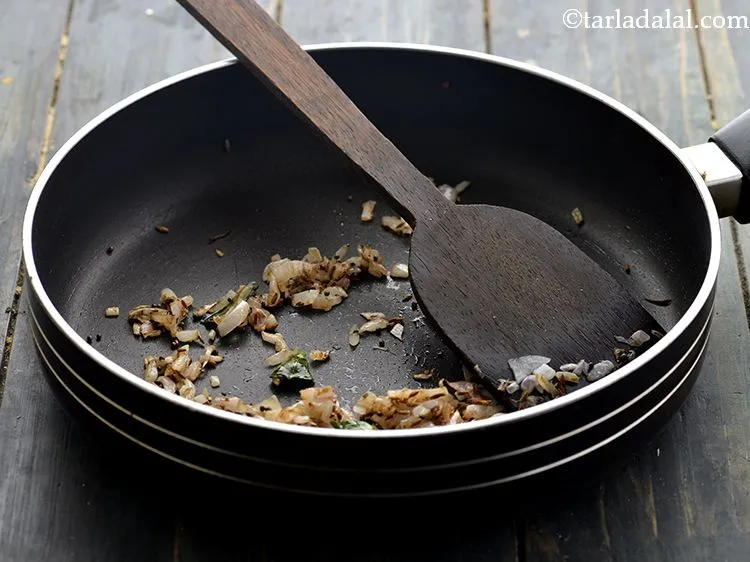 स्टेप 13 – मध्यम आंच पर १ से २ मिनट के लिए भून …