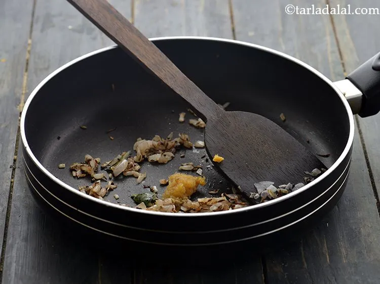 स्टेप 14 – अदरक-लहसुन का पेस्ट डालें। मैं अपने घर की रसोई में …