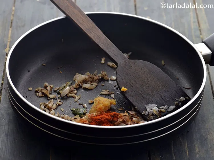 स्टेप 15 – मिर्च पाउडर डालें।