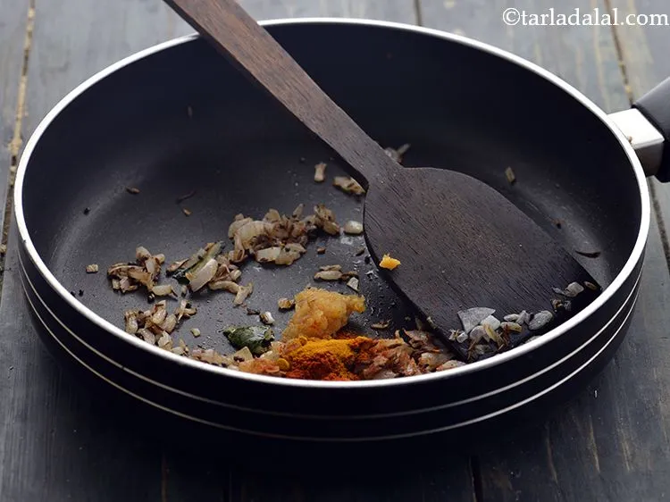 स्टेप 16 – हल्दी पाउडर डालें। ये सभी भारतीय मसाले <strong>हेल्दी मूंग चाट</strong> …