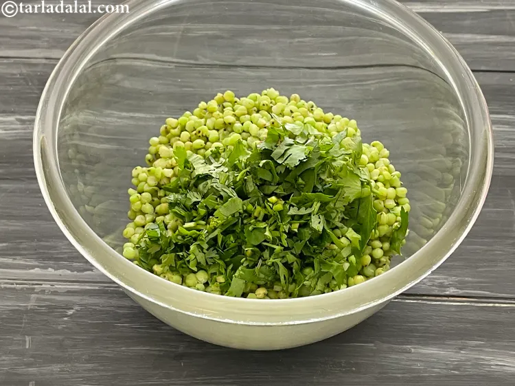 Step 3 – <p>Add the finely chopped coriander.</p>