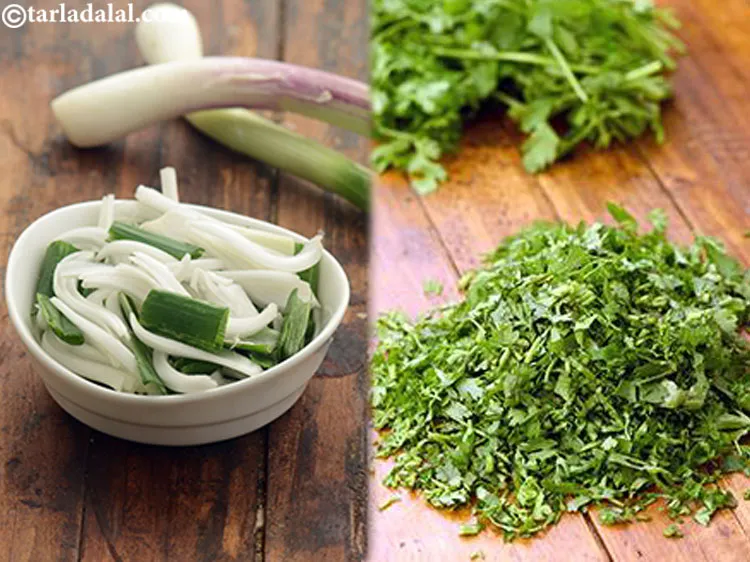 स्टेप 18 – हरे प्याज़ को प्याज़ और ताज़े धनिये से बदला जा …
