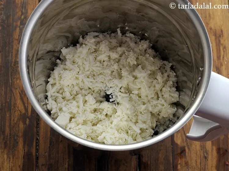 स्टेप 2 – <strong>पार्सले पनीर डिप</strong> बनाने के लिए, सबसे पेहले मिक्सर जार …