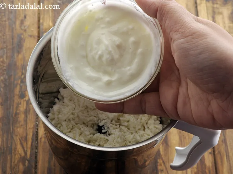 स्टेप 3 – इसमें १/४ कप फेंटा हुआ दही डालें। इससे एक स्मूद …