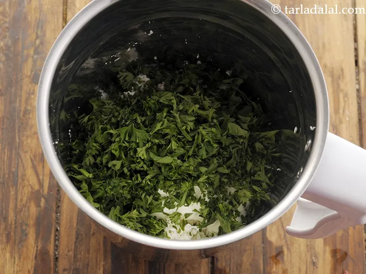 स्टेप 4 – पार्सले डालें। इसे का उपयोग <strong>पार्सले पनीर डिप</strong> के स्वाद …