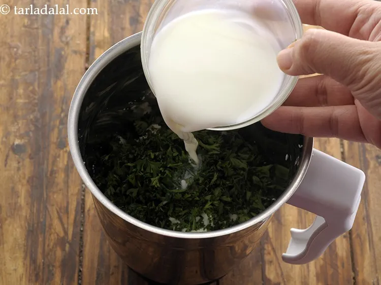 स्टेप 5 – इसमें दूध डालें। यह सभी सामग्रियों को अच्छी तरह से …