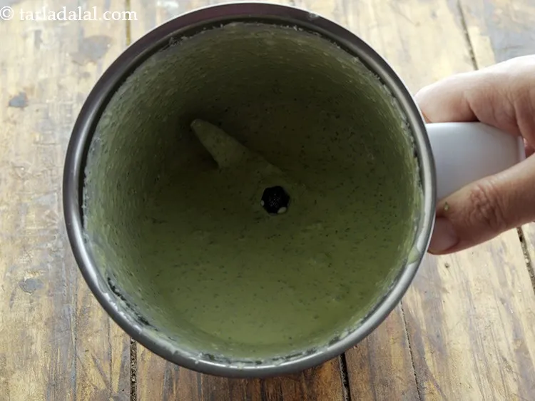 स्टेप 6 – <strong>पार्सले पनीर डिप</strong> की सारी सामग्री को स्मूद होने तक …