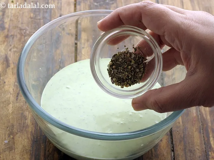 स्टेप 8 – सूखा ओरेगानो डालें। आप विकल्प के रूप में सूखे मिले …