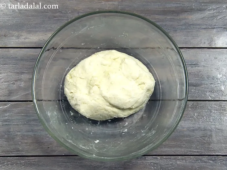 स्टेप 24 – <p>१ घंटे के बाद आटा कुछ इस तरह दिखता है।</p>