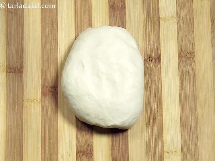 स्टेप 26 – <p>एक रोलिंग बोर्ड पर आटा रखें।</p>