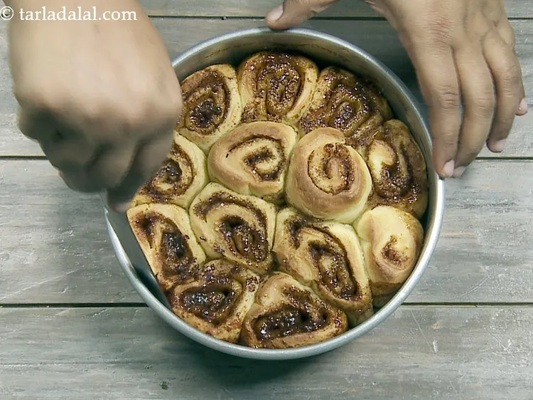 स्टेप 35 – <p>थोड़ा ठंडा करें और एक चाकू के साथ किनारों को …