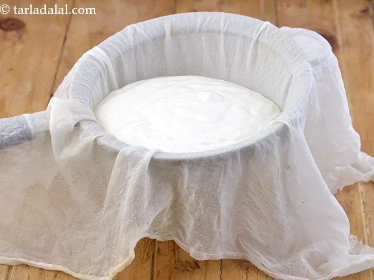 स्टेप 18 – मिश्रण को मलमल के कपड़े से ढकी छलनी में डालें।