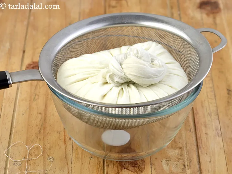 स्टेप 19 – किनारों से मलमल का कपड़ा लपेटें और गाँठ बाँध दें …