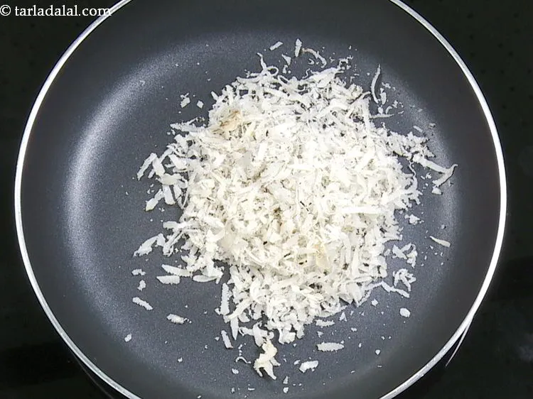 स्टेप 12 – उसी चौड़े नॉन-स्टिक पैन में सूखा नारियल डालें। यह दाबेली …