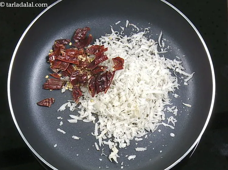 स्टेप 13 – सूखी लाल मिर्च (पंडी मिर्च) डालें। आप अपने स्वाद के …