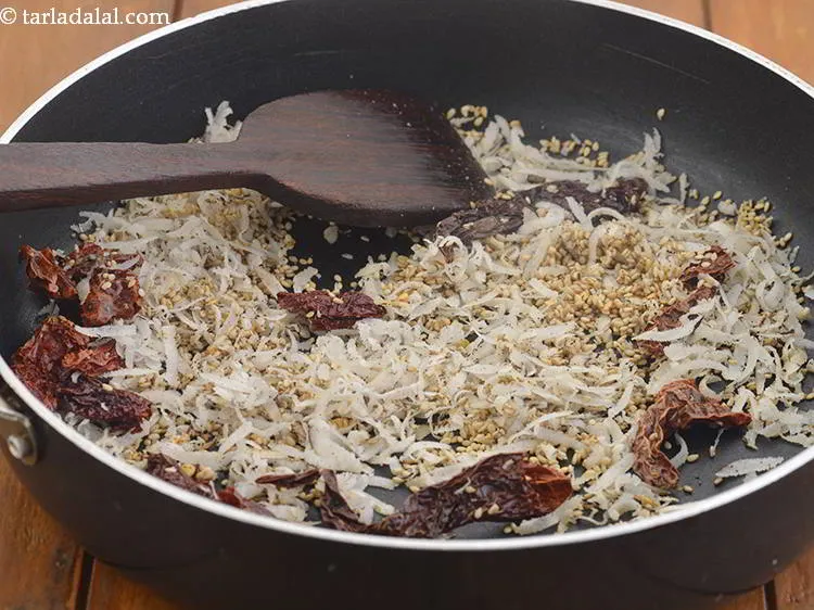 स्टेप 27 – सूखा नारियल डालें। यह&nbsp;दाबेली मसाला&nbsp;एक मोटी बनावट देने के लिए …