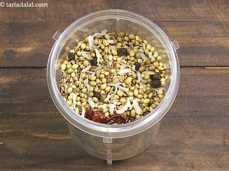 स्टेप 17 – ठंडा हो जाने पर, सब कुछ मिक्सर जार में डालें।