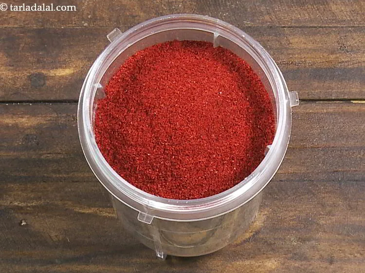 स्टेप 19 – कश्मीरी लाल मिर्च पाउडर डालें। पिंडी मिर्च तिखापन प्रदान करेगी …