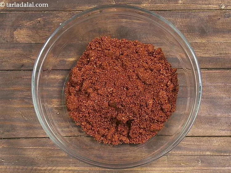 स्टेप 21 – कच्छी मसाला मिश्रण को एक गहरी कटोरी में डालें।