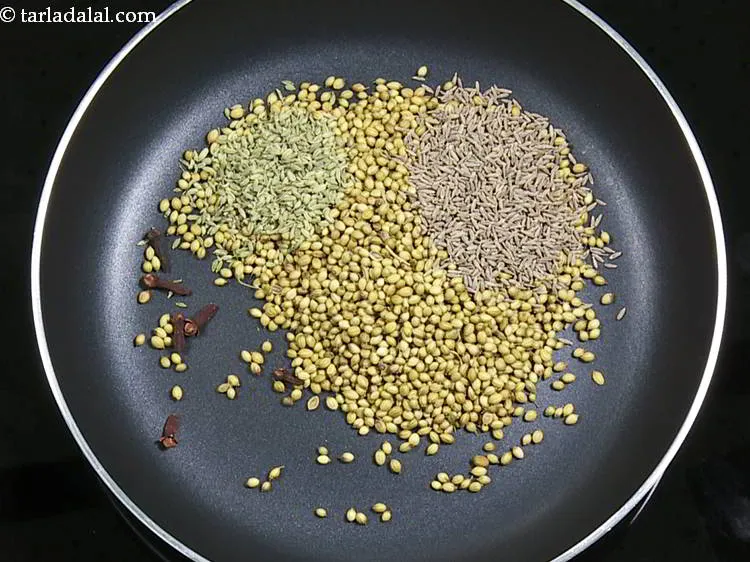 स्टेप 4 – लौंग डालें।