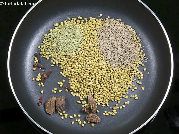 स्टेप 7 – काली इलायची (बडी इलाची) डालें।