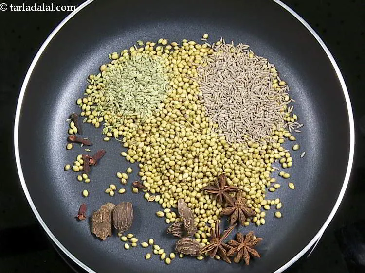 स्टेप 8 – स्टार ऐनीज़ (चकरी फूल) डालें। स्टार ऐनीज़ के अंदर छिपे …