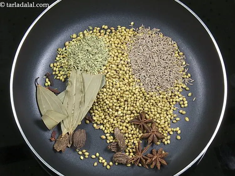 स्टेप 9 – तेजपत्ते डालें। उपयोग करने से पहले तेजपत्ते को साफ कर …