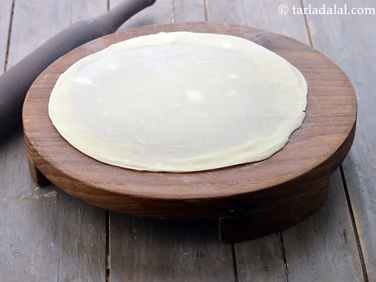 Step 11 – Roll again into a 200 mm. (8&rdquo;) diameter circle.