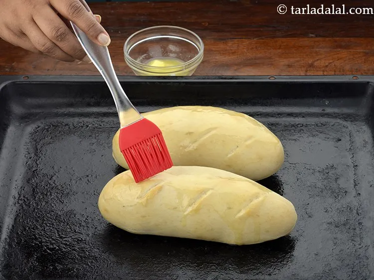 स्टेप 21 – ब्रेड को थोड़ा पिघला हुआ मक्खन लगाकर ब्रश करें।