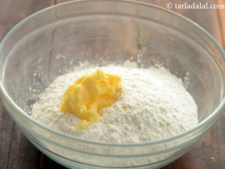 स्टेप 8 – १ टेबल-स्पून <a href=""https://www.tarladalal.com/glossary-butter-makhan-hindi-233i"">मक्खन</a> डालें।