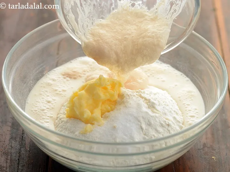 स्टेप 10 – खमीर मिश्रण डालें।