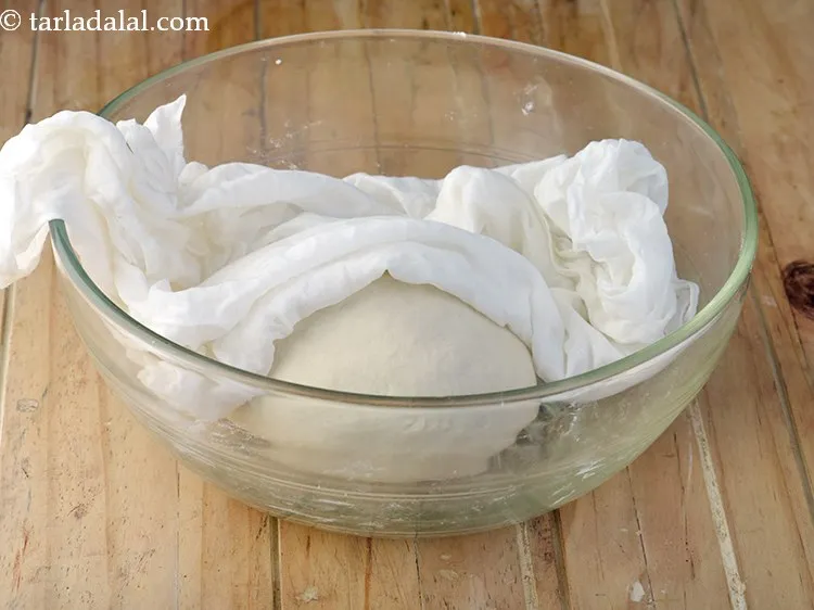 स्टेप 14 – आटे को फिर से एक नम मलमल के कपड़े से …