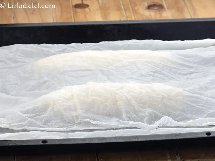 स्टेप 18 – उन्हें एक नम मलमल के कपड़े से ढककर ३० मिनट …