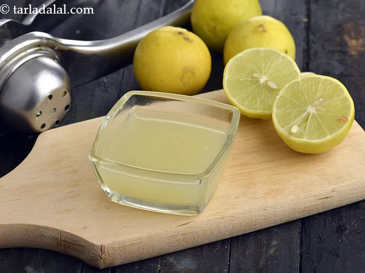 Step 6 – To balance thse sweetness of <strong>best honey chilli sauce</strong>, add 1 tbsp of lemon juice.&nbsp;