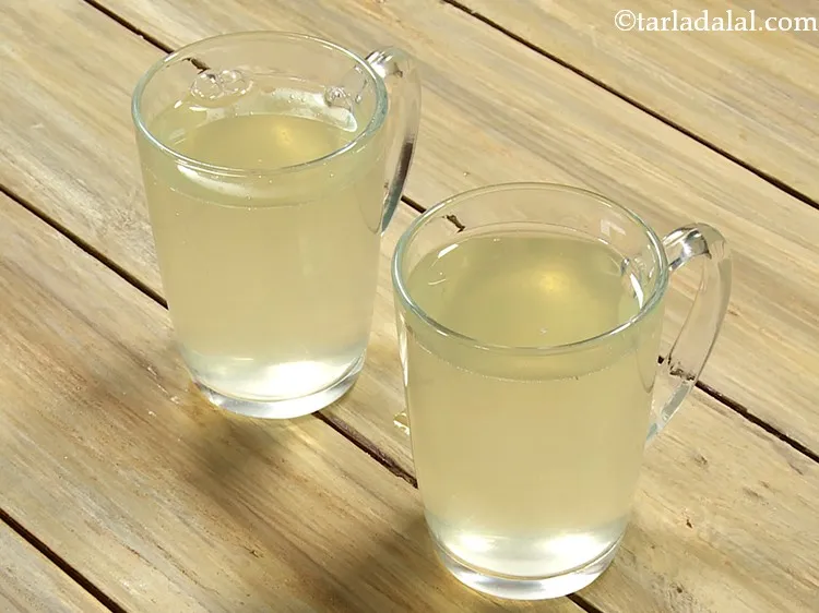 Step 8 – Pour <strong>honey lemon water&nbsp;|&nbsp;lemon honey water&nbsp;|&nbsp;madh ka paani&nbsp;|&nbsp;indian honey lemon water&nbsp;|</strong> to the glasses equally.&nbsp;
