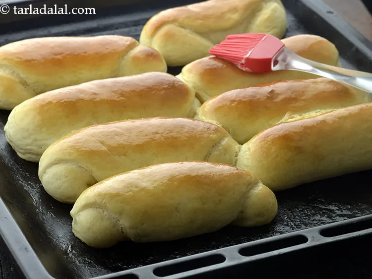 स्टेप 29 – एक बार बेक होने के बाद, सभी हॉट डॉग रोल …