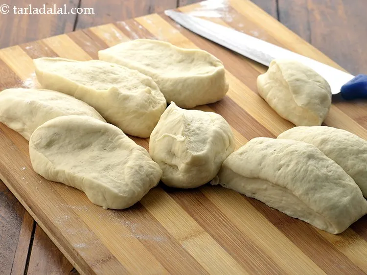 स्टेप 21 – आटे को ८ बराबर भागों में बाँट लें।