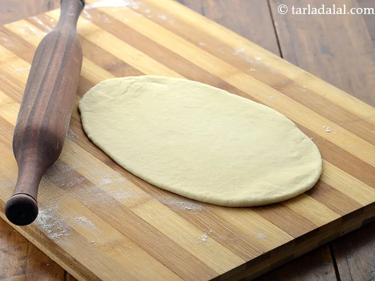 स्टेप 22 – आटे का एक भाग लें और इसे मैदा का उपयोग …