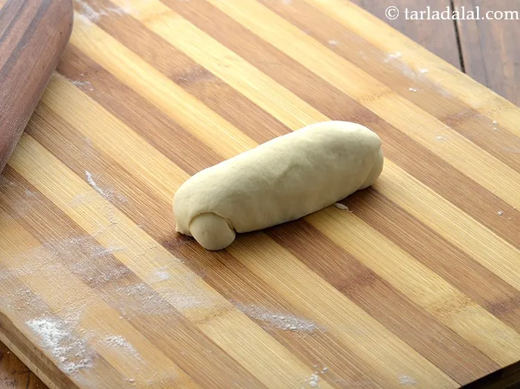 स्टेप 23 – एक छोर से दूसरे छोर तक रोल करें और दोनों …