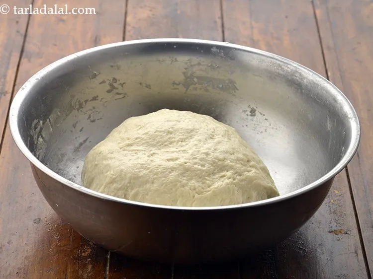 स्टेप 17 – तेल-मक्खन का मिश्रण डालें और आटा चिकना और लोचदार होने …