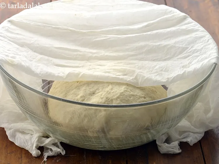 स्टेप 18 – घी लगे एक कटोरे में आटे को रखें, इसे एक …
