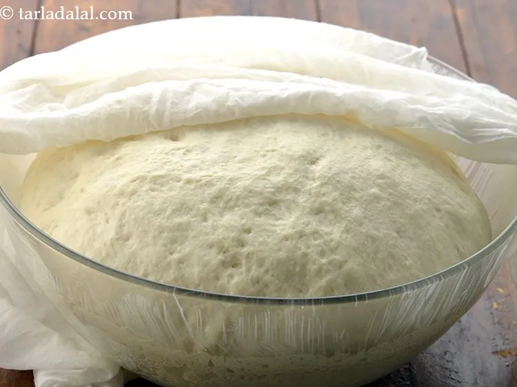 स्टेप 19 – १ घंटे बाद आटा ऐसे ही उठ जाएगा।