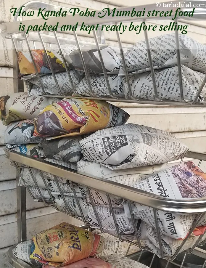 स्टेप 16 – <strong>मुंबई स्ट्रीट फूड कांदा पोहा</strong> को फिर अखबार में पैक …