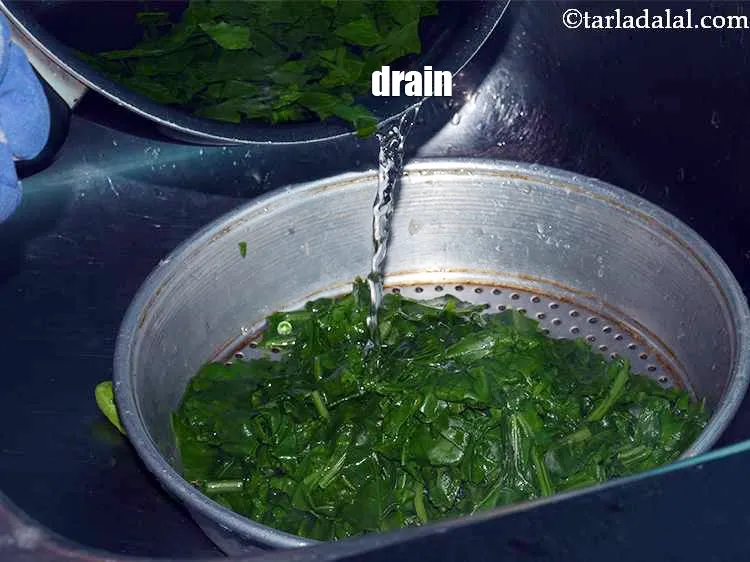 Step 10 – Drain the spinach using a strainer.