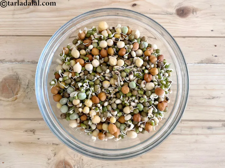 स्टेप 8 – <strong>मिक्स स्प्राउट्स को उबालने के लिए | अंकुरित अनाज को …