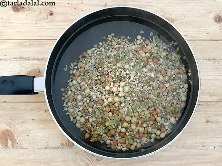 स्टेप 11 – मिक्स स्प्राउट्स डालें। हम मुंबई में अपने स्थानीय बाजार से …